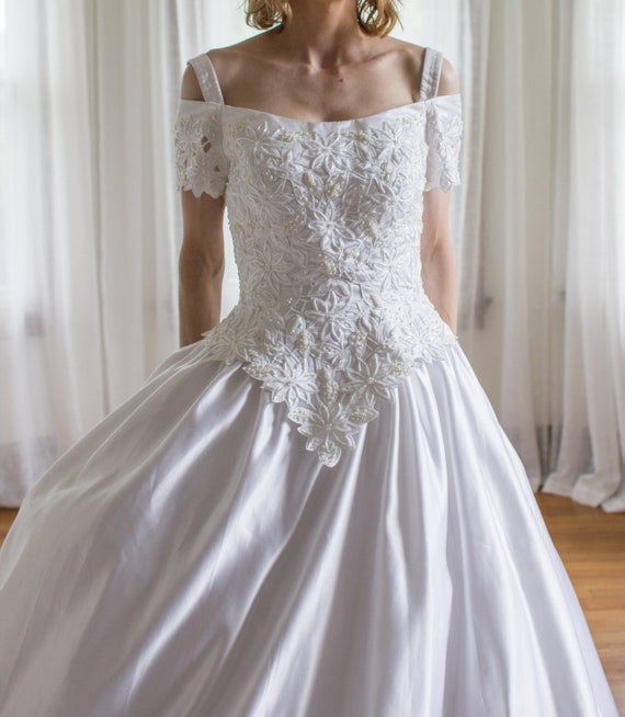 green emerald velvet dress Off Shoulder Satin Wedding Ball Gown with Corset – VW2573 – Viniodress main image 1
