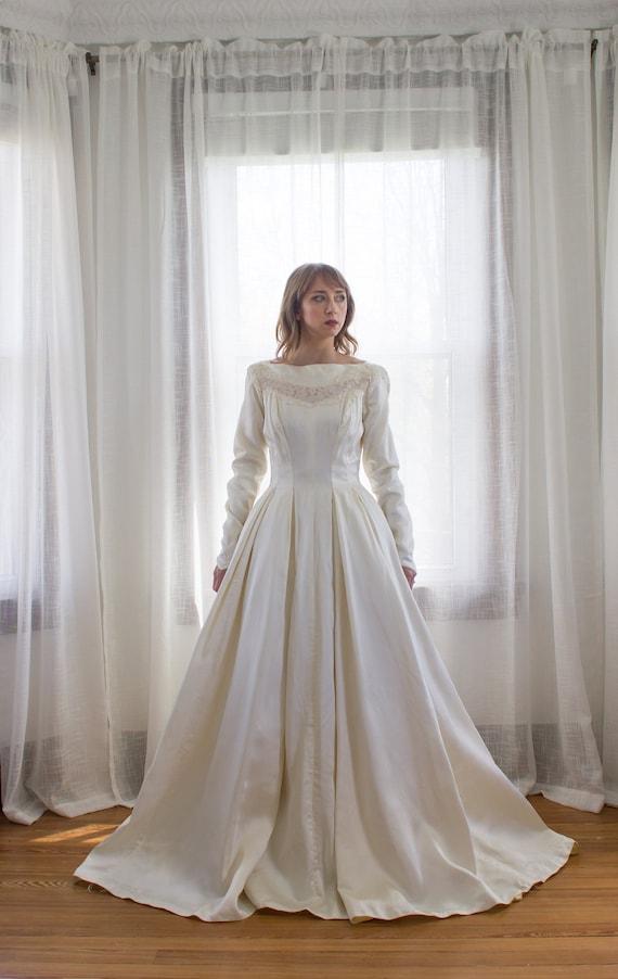 1950's duchess satin long sleeve wedding gown / weddi… Gem