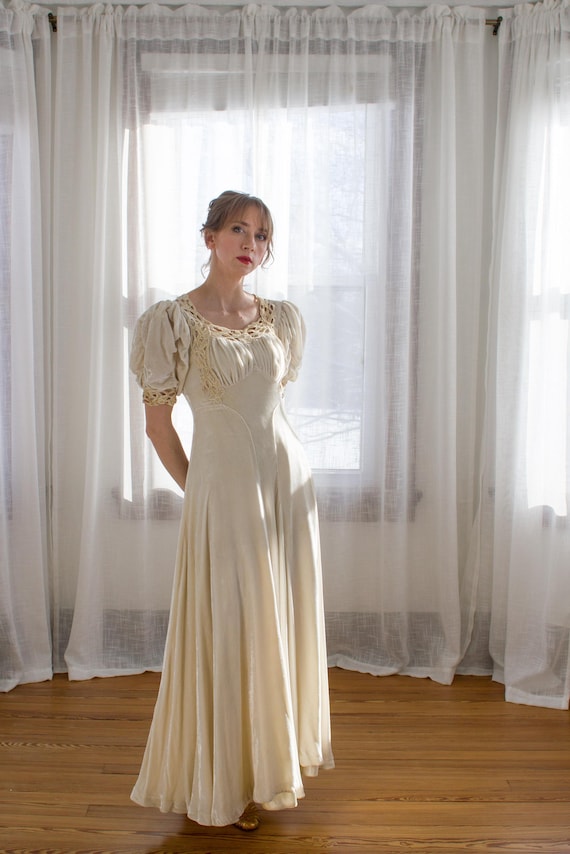 1930's Ivory Silk Velvet Puffed Sleeve Wedding Dress With Satin Slip / Size  XXS XS / Bias Cut / Covered Buttons / Art Deco - Etsy Canada