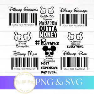 Könnte beinhalten: Eine Sammlung von schwarz-weißen Disney-Themen-SVG- und PNG-Vorlagen. Designs beinhalten "Disney Grandma", "Disney Grandpa", "Disney Mom" und "Disney Dad" mit Barcode-Grafiken und Sätzen wie "Straight Outta Money".