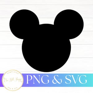 Może przedstawiać: Czarna sylwetka głowy myszy z dużymi, okrągłymi uszami. Obraz zawiera biały tekst "PNG & SVG" z logo w lewym dolnym rogu. Tło jest białe ze wzorem słojów drewna.