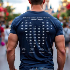 Design divertido e interativo para camiseta do Mickey Mouse em PNG e SVG, para pais e adultos, quebra-cabeça dupla face "Esperando na fila" com o Mickey, caça-palavras do Mickey Mouse imagem 3