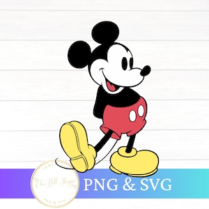Puede incluir: Una ilustración de dibujos animados de Mickey Mouse en una pose de caminar. Mickey Mouse lleva pantalones cortos negros, pantalones cortos rojos, zapatos amarillos y una parte superior negra. La imagen incluye el texto "PNG & SVG".
