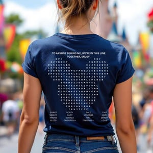Design divertido e interativo para camiseta do Mickey Mouse em PNG e SVG, para pais e adultos, quebra-cabeça dupla face "Esperando na fila" com o Mickey, caça-palavras do Mickey Mouse imagem 1