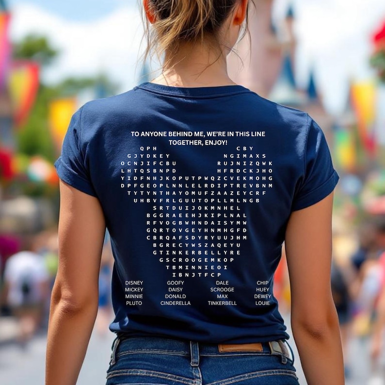 Design divertido e interativo para camiseta do Mickey Mouse em PNG e SVG, para pais e adultos, quebra-cabeça dupla face "Esperando na fila" com o Mickey, caça-palavras do Mickey Mouse imagem 1