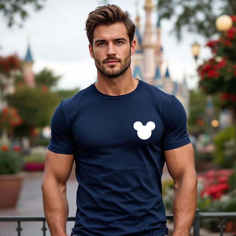 Design divertido e interativo para camiseta do Mickey Mouse em PNG e SVG, para pais e adultos, quebra-cabeça dupla face "Esperando na fila" com o Mickey, caça-palavras do Mickey Mouse imagem 4