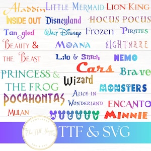Puede incluir: Diseños de texto coloridos con títulos de películas de Disney como "Aladdin", "Frozen" y "La Sirenita". La imagen también incluye el texto "TTF & SVG" y un logotipo, todo sobre un fondo blanco con vetas de madera.