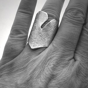 Bague feuille ginkgo aluminium martelé, feuille en aluminium martelé, taille réglable, ginkgo biloba, art nouveau .