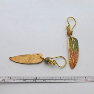 Gouden blad oorbellen, gehamerd gekleurd messing, handgemaakte messing oorhaakjes, agaat parels, art nouveau, geëmailleerde oorbellen, email afbeelding 5