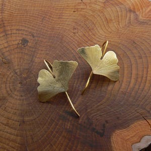 Hammered ginkgo gold earrings, hammered brass ginkgo leafs, hand folded brass ear hooks, Japanese tree, leaf earrings