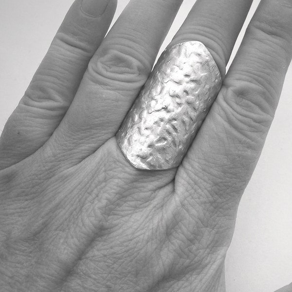 Gehamerde grote ring, gehamerde aluminium vierkant, verstelbare ring, art deco, lichte ring