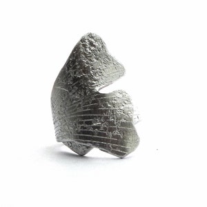 Bague feuille ginkgo aluminium martelé, feuille en aluminium martelé, taille réglable, ginkgo biloba, art nouveau .