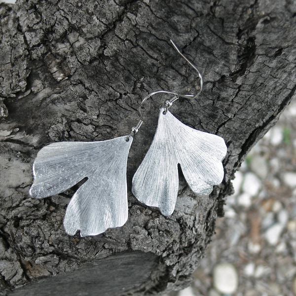 Boucles feuille ginkgo martelé, feuilles de gingko ( arbre Japonais ) en aluminium martelé, finition en acier inoxydable