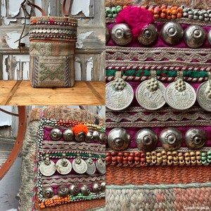 Puede incluir: Un bolso de tela vintage de color marr&oacute;n y beige con una correa larga. El bolso est&aacute; decorado con monedas de plata, cuentas y borlas. El bolso es un accesorio &uacute;nico y elegante.