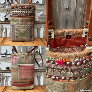 Puede incluir: Un bolso tote de cuero marr&oacute;n de estilo vintage con un dise&ntilde;o de patchwork. El bolso tiene un cierre de solapa con una hebilla plateada y una correa larga ajustable. El bolso est&aacute; decorado con cuentas de colores, monedas y otros adornos.