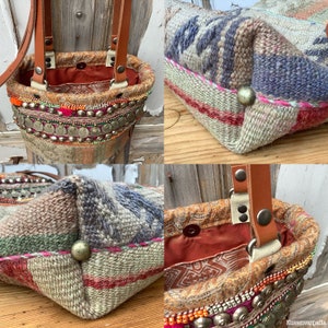 Puede incluir: Un bolso tote tejido multicolor con correas de cuero y adornos met&aacute;licos. El bolso tiene un forro marr&oacute;n y est&aacute; decorado con cuentas y monedas.
