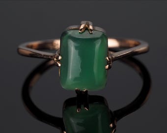 Anello solitario antico con crisoprasio; anello in oro rosa 9 carati con gemma oblunga