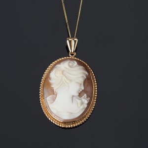9K Gold cameo necklace, hand carved shell cameo of a lady, vintage retro gold shell pendant, cameo jewellery, layer layering necklace, gift