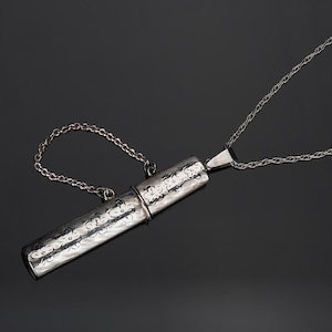 Ciondolo vintage in argento su catena, ciondolo a forma di astuccio ovale in stile antico o collana con ciondolo a forma di etui, lunga catena a corda da 26 pollici
