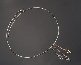 Collier mixte or et argent, pendentif minimaliste en forme de chaîne lisse des années 70, fil de cou moderniste rigide, superposition de collier ras de cou rigide