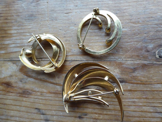 Three Attractive Modernist Gold toned brooches rh… - image 7