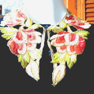 Mooie vintage zijden borduursels met opengewerkte bloemenrand en gouden draad.