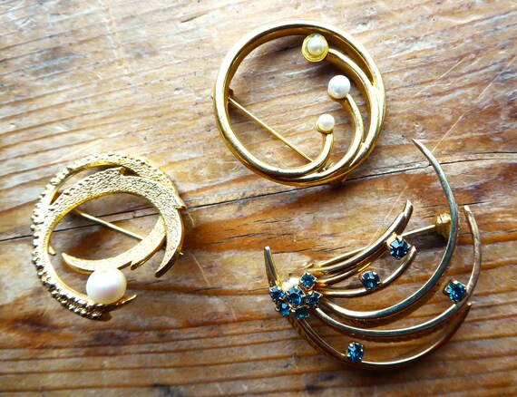 Three Attractive Modernist Gold toned brooches rh… - image 2
