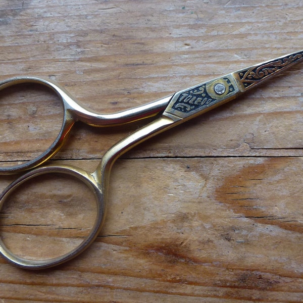 Vintage TOLEDO Spain sweet little pair of needlework scissors