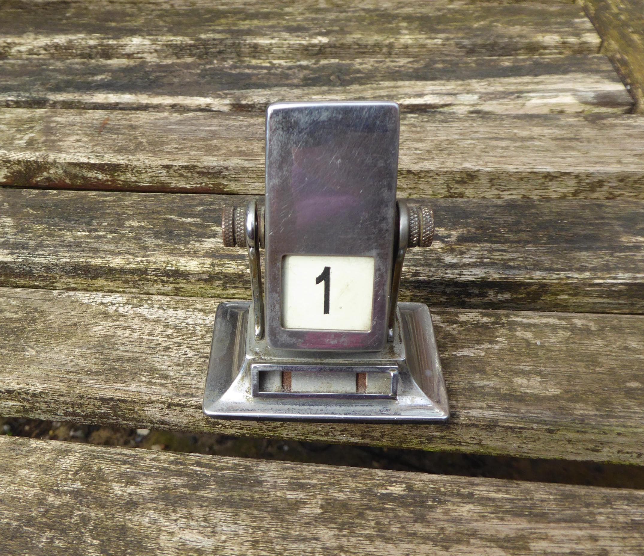 1934年 ビンテージ メタルデスクカレンダー ゴールド 30sアメリカUSA Vintage Metal Perpetual Flip Calendar - Etsy