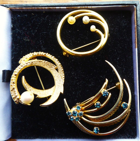 Three Attractive Modernist Gold toned brooches rh… - image 1