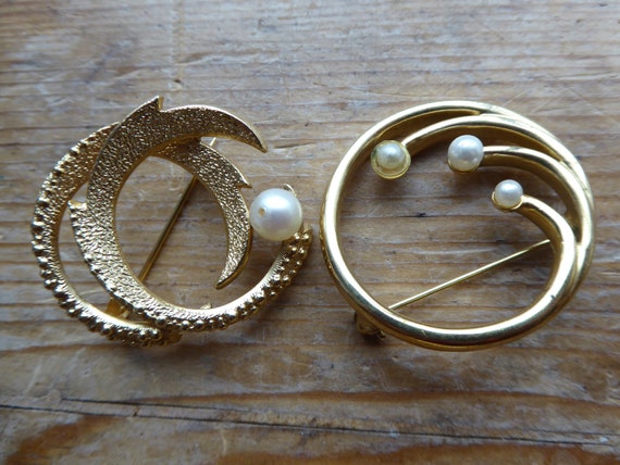 Three Attractive Modernist Gold toned brooches rh… - image 8