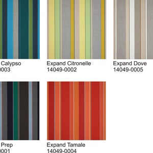 Peut inclure: Cinq échantillons de tissu à rayures verticales dans diverses palettes de couleurs. Les motifs sont étiquetés Expand Calypso 14049-0003, Expand Citronelle 14049-0002, Expand Dove 14049-0005, Expand Prep 14049-0001 et Expand Tamale 14049-0004.