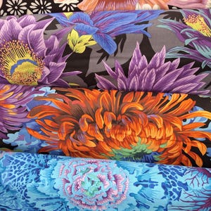 Puede incluir: Primer plano de varios patrones de tela con grandes diseños florales. Las telas muestran colores vibrantes, incluyendo naranja, morado, azul y negro. Los patrones florales varían en estilo, algunos parecen más detallados y otros más abstractos.