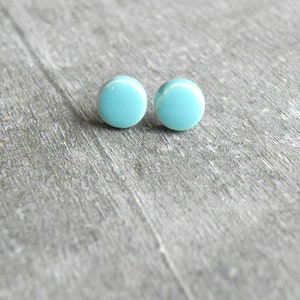 Pendientes de cerámica con pequeños círculos turquesa, ligeros pendientes de botón azul agua, con pasador de porcelana hipoalergénica, joyería geométrica moderna de cerámica.