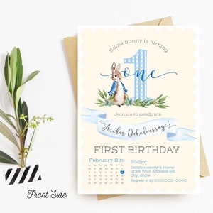 Op de afbeelding: Een lichtblauwe en gele uitnodiging voor een eerste verjaardag met een cartoonkonijn dat een blauw-wit geruit nummer één vasthoudt. De uitnodiging zegt "Some bunny is turning one" en "Join us to celebrate Archer Delahoussayes' First Birthday". De uitnodiging bevat ook een kalender met de datum 8 februari gemarkeerd en een tijd van 14:00 uur. De uitnodiging bevat het adres "Delahoussaye's Home, 1234 Your Address Rd., City, State" en een telefoonnummer voor alleen spijtbetuigingen.