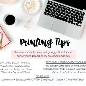 K&ouml;nnte beinhalten: Draufsicht mit Laptop, rosa Teekanne, Kaffeetasse und Notizbuch. Der Text "Printing Tips" wird angezeigt, zusammen mit Drucktipps f&uuml;r verschiedene Kartengr&ouml;&szlig;en und Einzelh&auml;ndler.