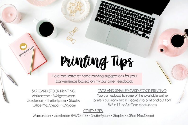 K&ouml;nnte beinhalten: Draufsicht mit Laptop, rosa Teekanne, Kaffeetasse und Notizbuch. Der Text "Printing Tips" wird angezeigt, zusammen mit Drucktipps f&uuml;r verschiedene Kartengr&ouml;&szlig;en und Einzelh&auml;ndler.