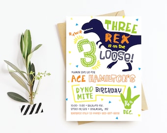 Puede incluir: Una invitación colorida a una fiesta de cumpleaños de dinosaurios con un número 3 verde, una silueta de dinosaurio azul y el texto "Three Rex is on the Loose!"  Ace Hamilton's Dino Birthday Mite. 10:00-11:30 Wildlife MC. 37301 CR 523 Schlator, MS. Regrets only to Avery 662-097-0600. 14th Dec.
