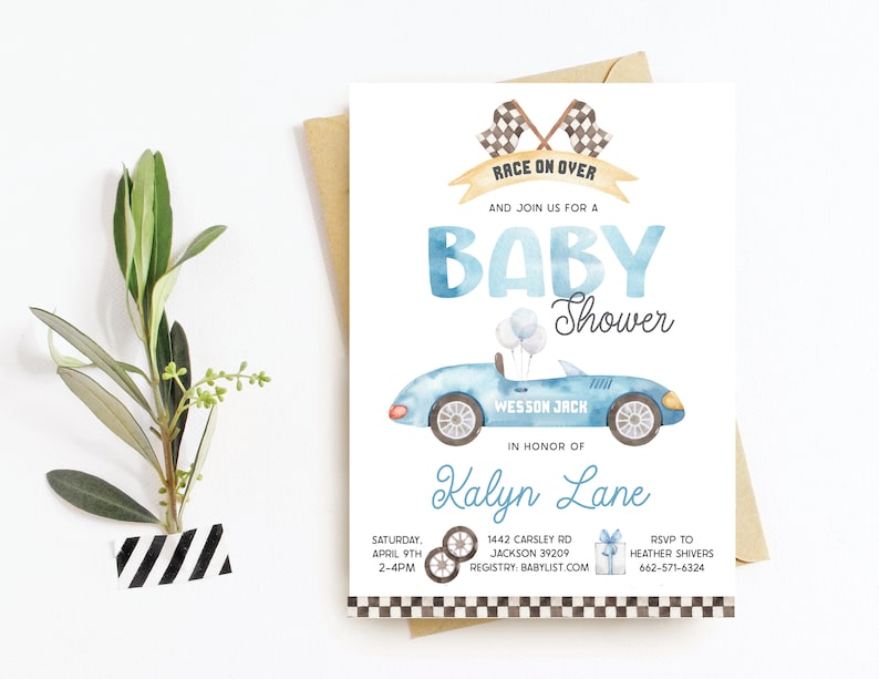 K&ouml;nnte beinhalten: Eine Babyparty-Einladung mit einem Aquarelldesign. Die Einladung zeigt ein blaues Rennauto, karierte Flaggen und den Text "Race On Over" und "Baby Shower". Die Einladung ist zu Ehren von Kalyn Lane.