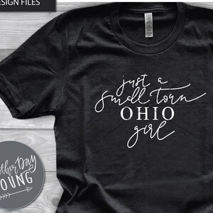 Just A Small Town Ohio Girl SVG - Cricut Silhouette Cut File - Archivo de transferencia y sublimación - Archivo de descarga instantánea - HAND Lettered SVG