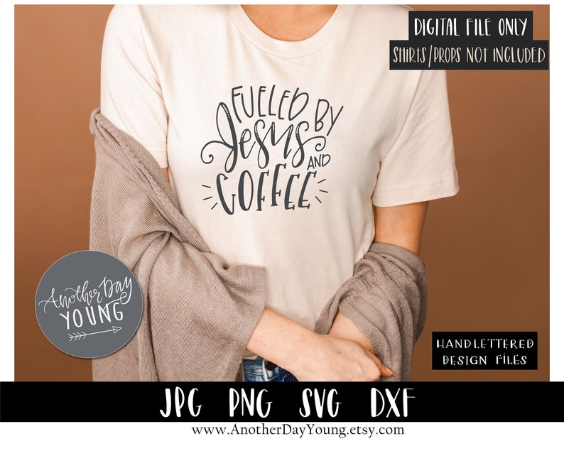 Puede incluir: Una camiseta blanca con el texto "Fueled by Jesus and Coffee" en letras de escritura negras. El texto est&aacute; centrado en la camiseta. La camiseta est&aacute; siendo modelada por una persona que lleva una chaqueta marr&oacute;n.
