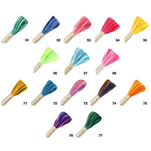 Op de afbeelding: Een collectie van veertien meerkleurige strengen borduurgaren, elk vastgezet met een papieren bandje met de nummers 51 tot en met 77. De draden hebben diverse gestreepte kleurcombinaties, waaronder groen, blauw, roze, rood, geel en oranje.