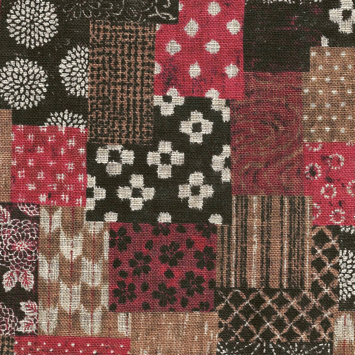 Boro Patchwork: tejido tradicional japonés hecho en casa en rojo, marrón y beige