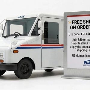 K&ouml;nnte beinhalten: Ein wei&szlig;es USPS-Postwagenmodell mit roten und blauen Streifen an der Seite, platziert neben einem silbernen Schild mit dem Text: FREE SHIPPING ON ORDERS $50+, Use code: FREE50 at checkout, Add $50 or more of your favorite items to your cart.