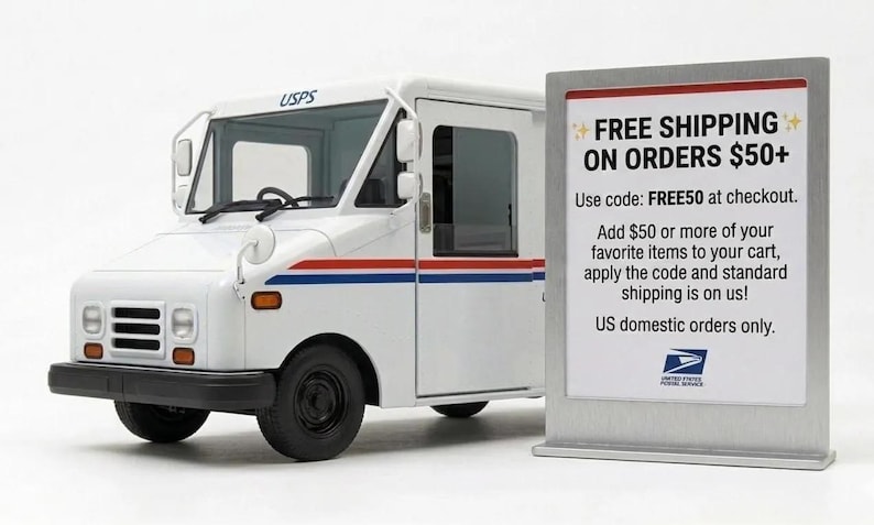 K&ouml;nnte beinhalten: Ein wei&szlig;es USPS-Postwagenmodell mit roten und blauen Streifen an der Seite, platziert neben einem silbernen Schild mit dem Text: FREE SHIPPING ON ORDERS $50+, Use code: FREE50 at checkout, Add $50 or more of your favorite items to your cart.
