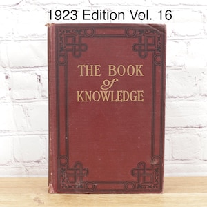 Pu&ograve; includere: Un libro rosso rilegato in tela con il titolo "The Book of Knowledge" in lettere dorate. Il libro &egrave; dell'edizione del 1923 e volume 16.