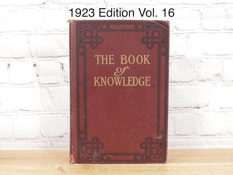 Pu&ograve; includere: Un libro rosso rilegato in tela con il titolo "The Book of Knowledge" in lettere dorate. Il libro &egrave; dell'edizione del 1923 e volume 16.