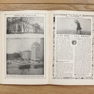 Pu&ograve; includere: Un libro aperto intitolato "Il Libro delle Meraviglie" con una foto in bianco e nero di una ragazza che rimbalza una palla sulla pagina destra. La pagina sinistra contiene una foto in bianco e nero di un edificio con il testo "Dove vanno le folle" sopra.