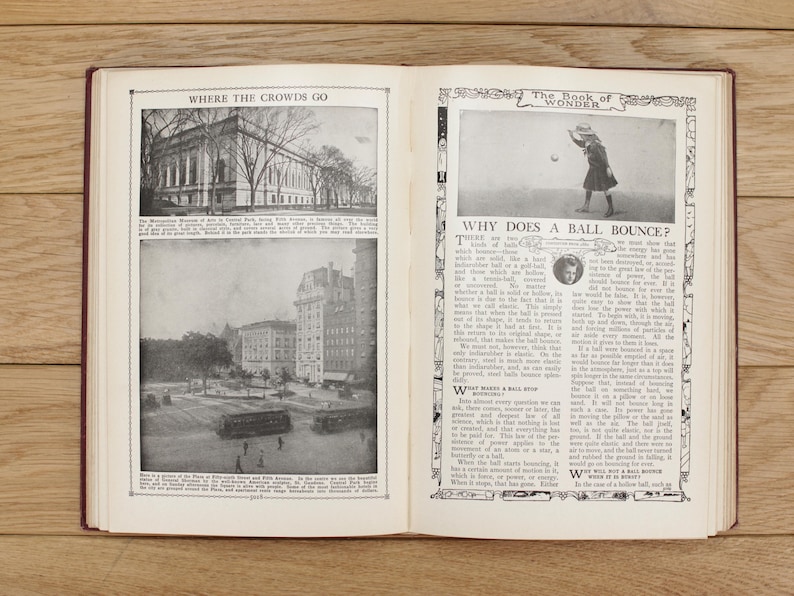 Pu&ograve; includere: Un libro aperto intitolato "Il Libro delle Meraviglie" con una foto in bianco e nero di una ragazza che rimbalza una palla sulla pagina destra. La pagina sinistra contiene una foto in bianco e nero di un edificio con il testo "Dove vanno le folle" sopra.