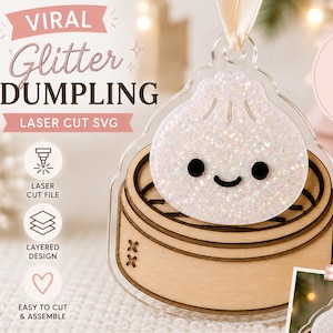 Può includere: Un file di taglio laser SVG per un ornamento a forma di gnocco glitterato. La grafica mostra uno gnocco bianco glitterato con un volto nero all'interno di un cestello per vapore in legno. Il testo include VIRAL GLITTER DUMPLING LASER CUT SVG.